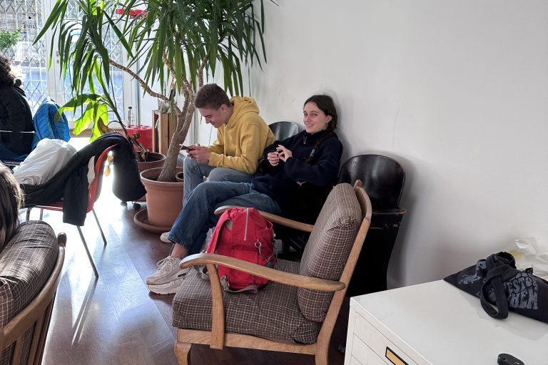 5-Puntatona-1-Dissociarsi-con-equilibrio-I-Mi-dissocio-da-questa-realtà-27-11-2022-768x1024